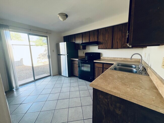 Foto del edificio - 1656 N Jerrie Blvd