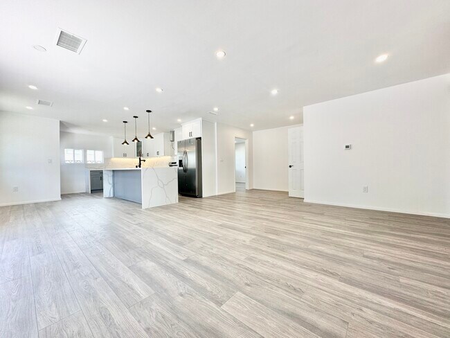 Building Photo - 6243 Platt Ave Woodland Hills, CA 91367