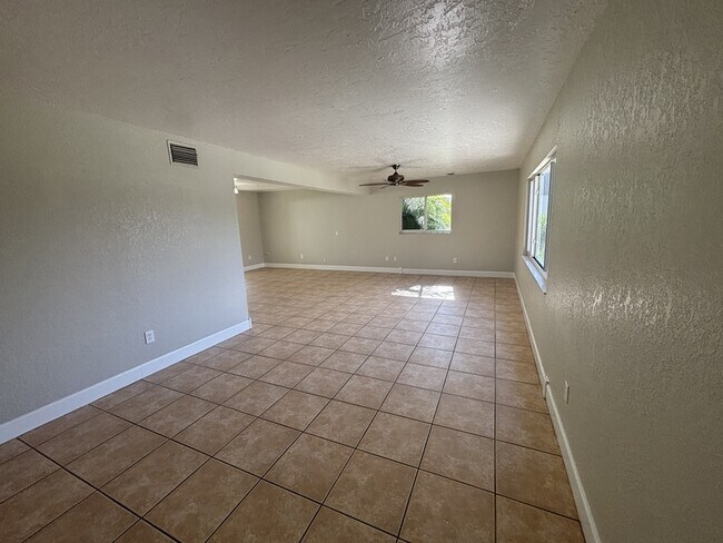 Building Photo - 3949 Lothair Ave