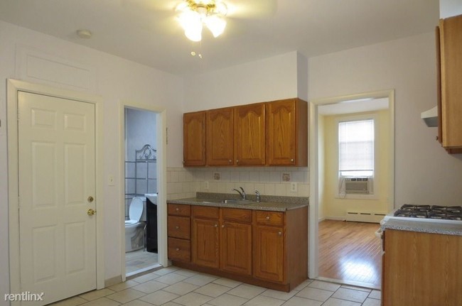 Foto del edificio - 1 br, 1 bath  - 2315 Steinway St