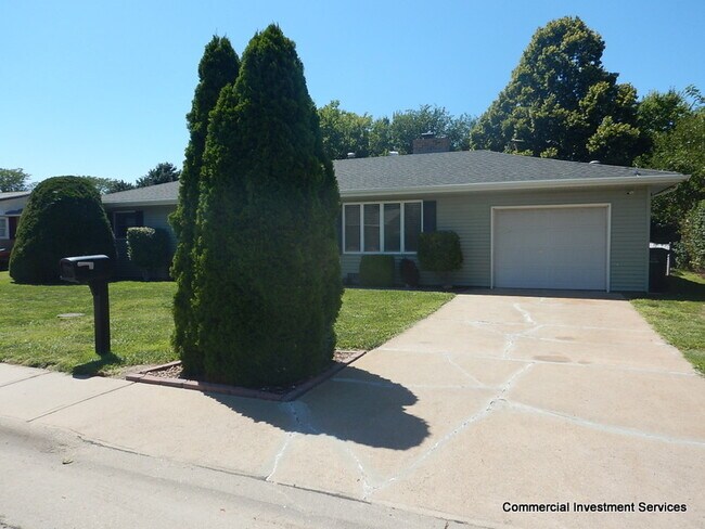 Building Photo - 202 S Baytree Ave