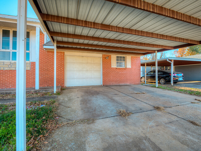 Building Photo - 2520 SW 68th St