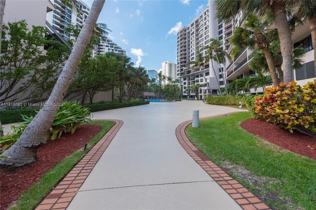 Building Photo - 540 Brickell Key Dr