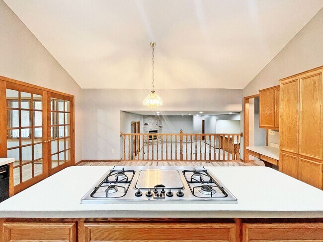 Foto del edificio - Newly Redone Luxury Lakeville Home, New Flooring, New Carpet, Skylights, Deck, Vaults, 3-Car Garage