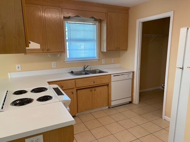 Building Photo - Three Bedroom Home in Lake Park!