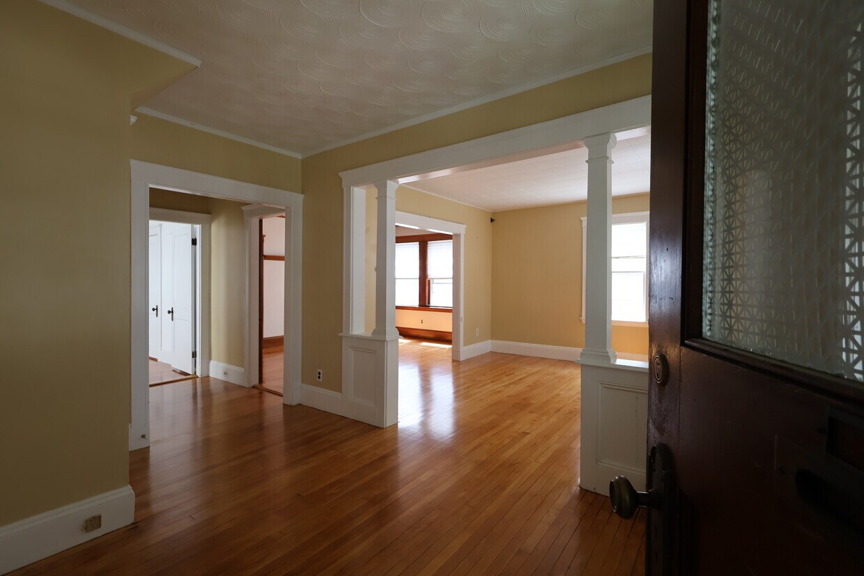 Primary Photo - 39 Trowbridge St