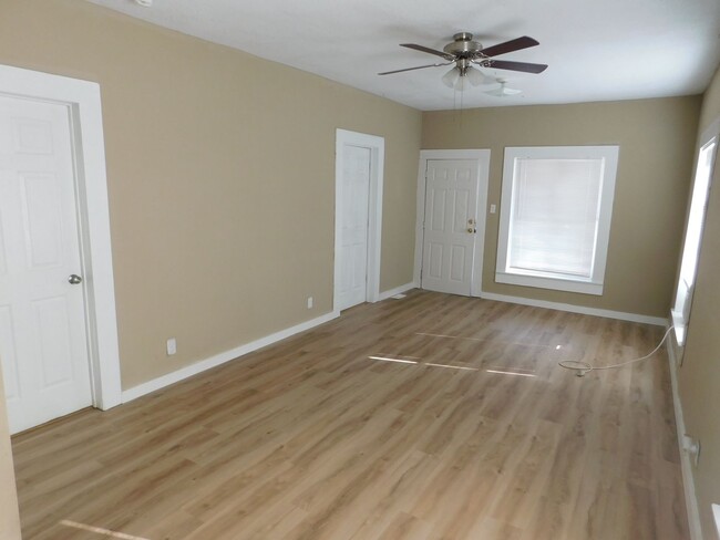 Building Photo - Newly renovated 2 bedroom/1 bath in El Dor...