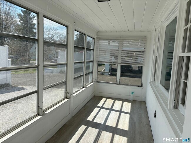 Foto del edificio - 832 Milford Point Rd