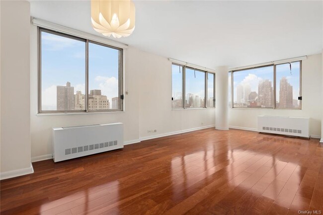 Building Photo - 350 W 50th St