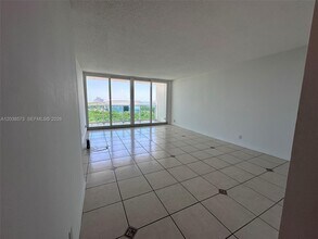 Building Photo - 100 Bayview Dr