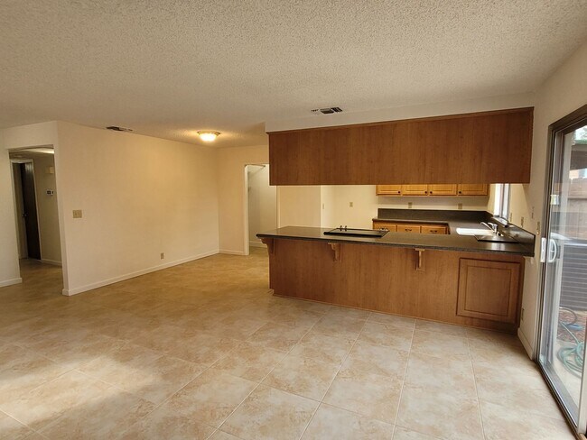 Building Photo - Roseville 2 bedroom with 2 car garage & la...