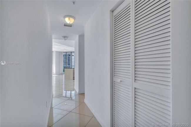 Building Photo - 1111 SW 1st Ave 1025-N Miami Fl 33130