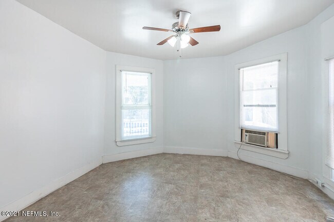 Foto del edificio - 115 E 4th St