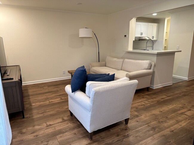 Building Photo - EPIC REA - 1 BR/1 BA Condo w/1 Pkg and Ame...