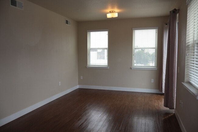 Building Photo - Modern Condo Near Old Town Charm + $200 Mo...