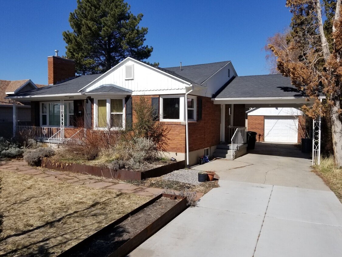 Foto principal - 4 Bed/2 Bath Home Bath in Millcreek