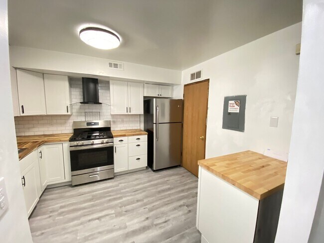 Building Photo - OSU Gateway 3 bedroom 1 1/2 bath 3 level townhome