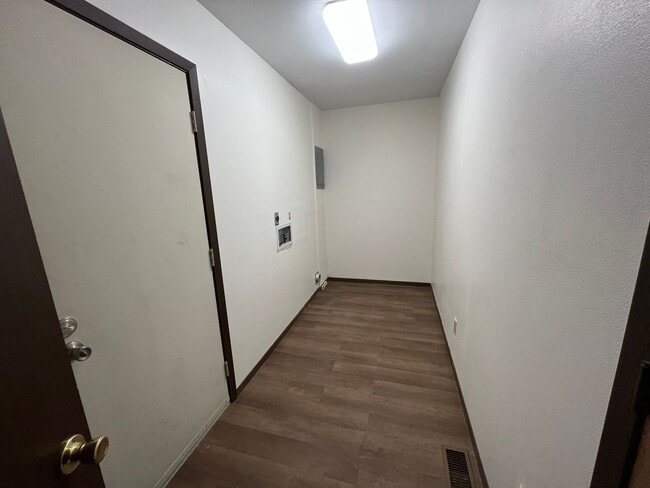 Building Photo - 225 Teakwood Dr