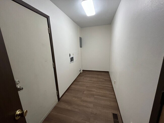 Building Photo - 225 Teakwood