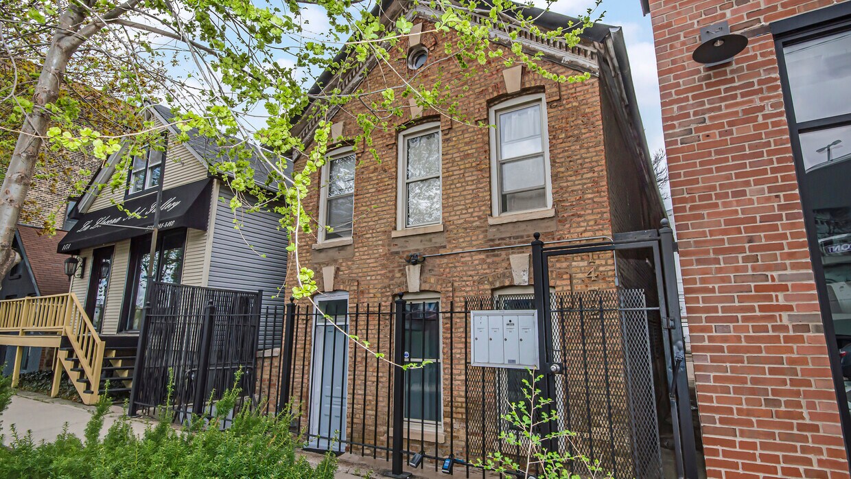 Frente - 1472 W Webster Ave