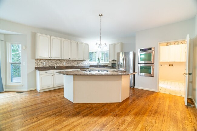 Foto del edificio - 570 Castle Ridge Dr