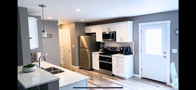 Foto del edificio - Charming 3-Bed, 3-Bath Two-Story Rental Home with Deck – Pets Welcome!