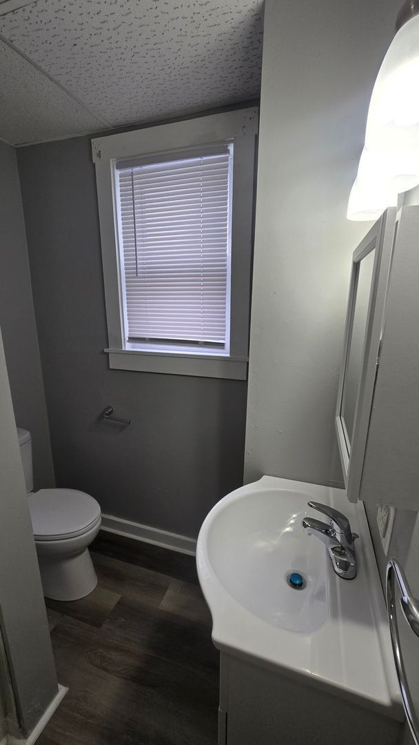 Building Photo - 904 W Main St