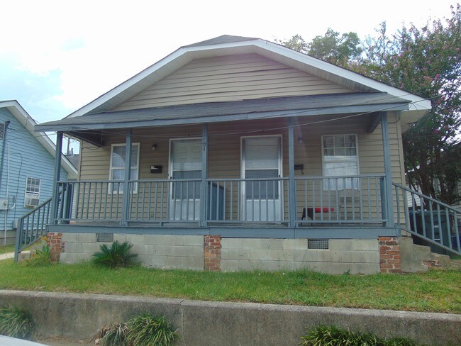 Building Photo - 1107 Oak St