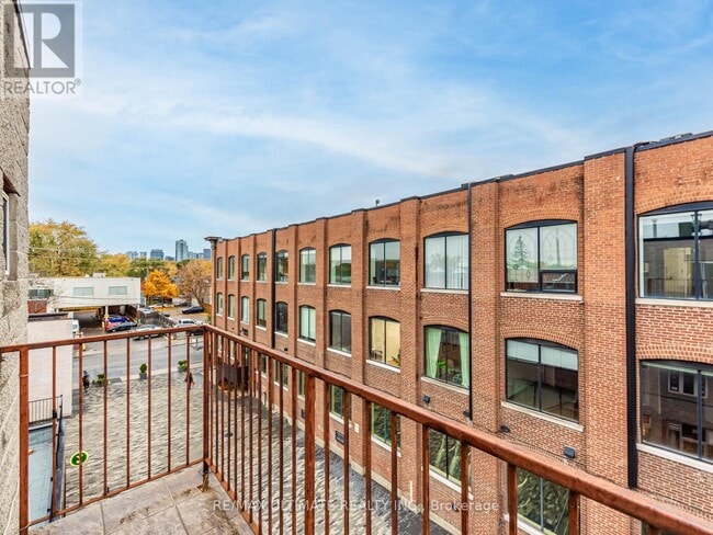 Building Photo - 996 Queen St E