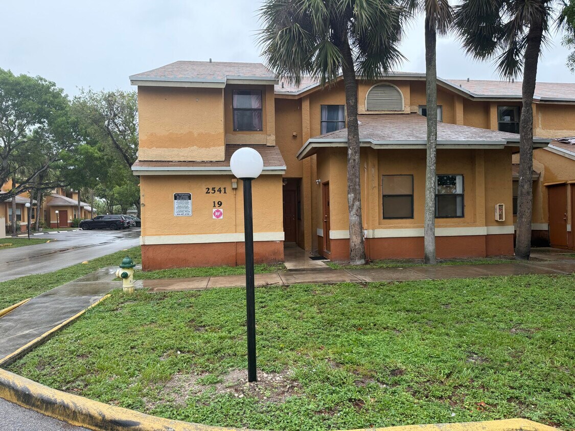 Foto principal - 2541 NW 56th Ave