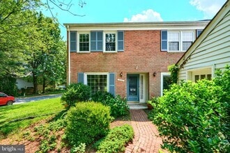 Building Photo - 19300 Dunbridge Way
