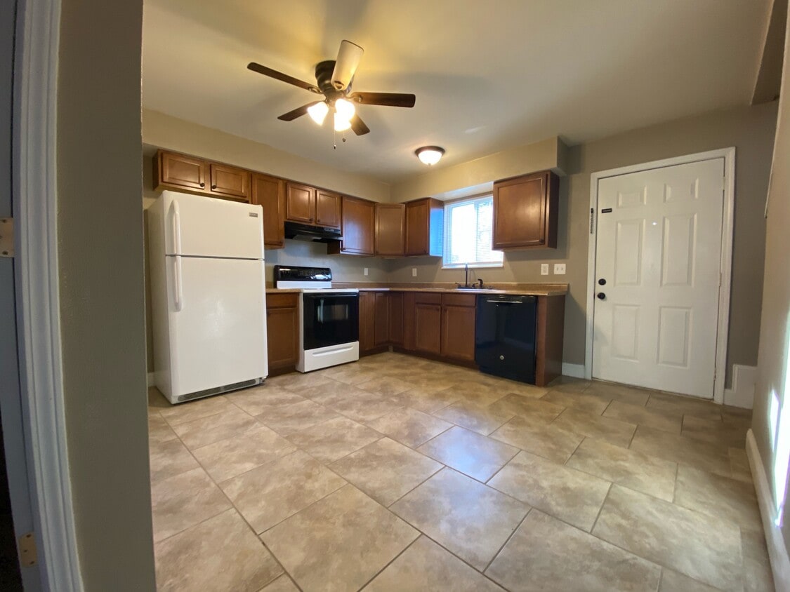 13 W Perry St Unit 13, Maryville, IL 62062 Room for Rent in Maryville, IL