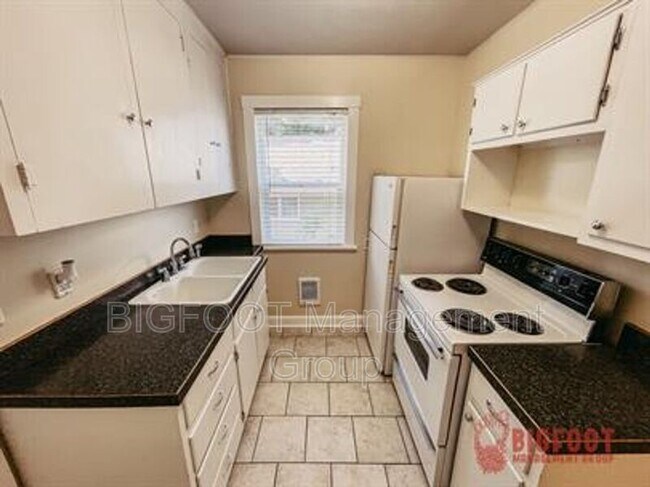 Foto del edificio - 933-937 12th Ave. Triplex