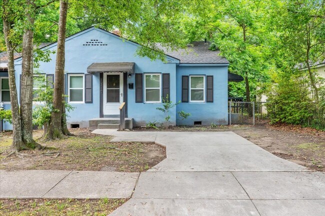 Building Photo - Cozy duplex unit with fully fenced back yard.