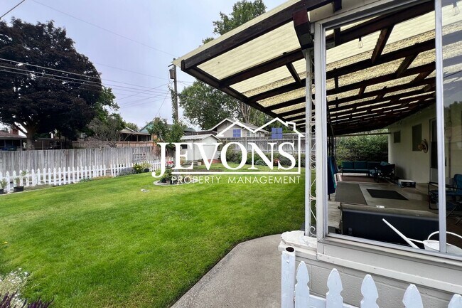 Foto del edificio - Spacious 4BD/2BA Mid-Century Home | 1,788 Sq. Ft. | Prime Yakima Location!