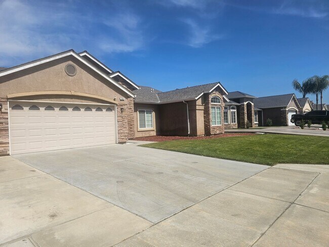 Foto del edificio - 4 Bedroom 2 Bath