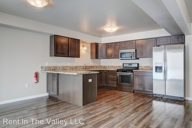 Building Photo - 1600-1650 Kinzi Cir