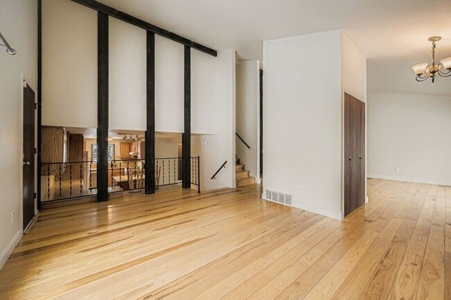 Building Photo - 1109 Panorama Dr