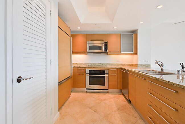 Foto del edificio - Turnberry Towers 3203- Strip/LVCountryClub/City/Mtn Views from this Stunning 1Bd/1.5Ba Residence