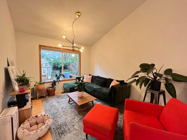 Building Photo - Cozy 3 Bed 2.5 Ba home in Crestwood SW Por...