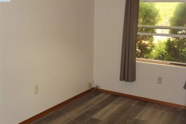Front Hall - 620 NW Fisk St