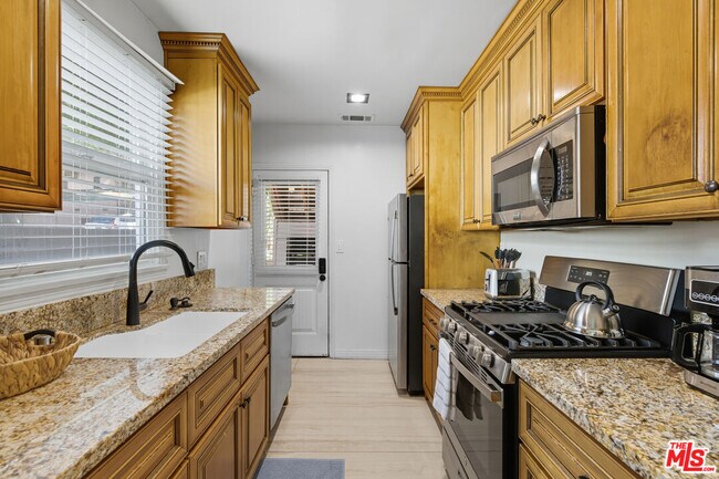 Foto del edificio - 3316 Barham Blvd