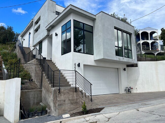 Building Photo - Beautiful, Recently Built 3 Bedroom Home i...