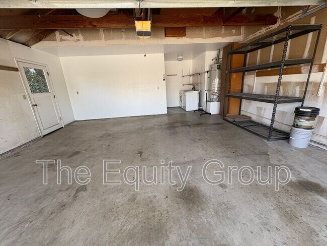 Building Photo - 519 N Aspen St