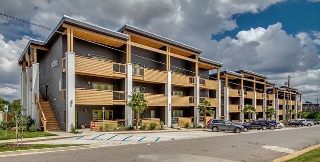 Building Photo - Myers Flats - 3 Bedroom