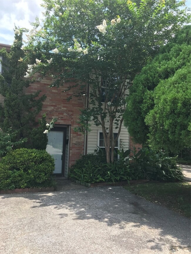 Building Photo - 1611 Mapleton Dr