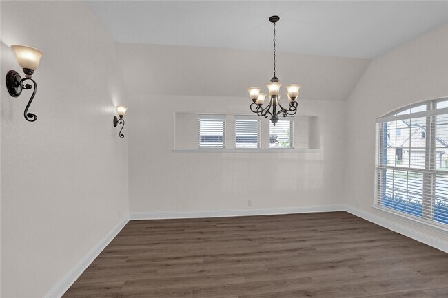 Building Photo - 2105 Burke Dr