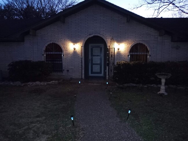 Building Photo - 1110 Victoria St