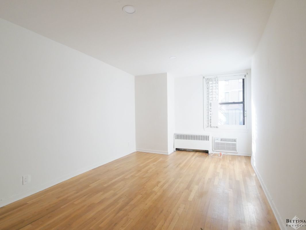 Foto principal - 107 E 31st St
