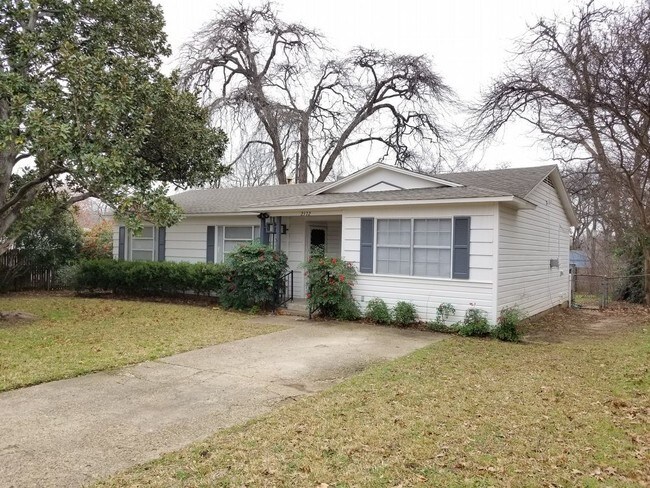 Building Photo - 2572 Avene Dr